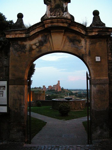 panorama fountain garden evening gate view hill tuscany toscana sanpietro fontana tuscania collina cancello giardino sera