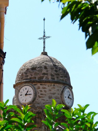 france green clock church leaves architecture corse corsica panasonic horloge curve feuilles croix toiture branche courbe méditerrannée soccia