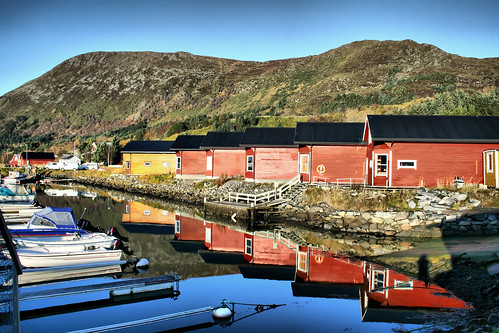 sunshine reflections harbor harbour havn boathouses bej godøy omot larigan phamilton gjuv