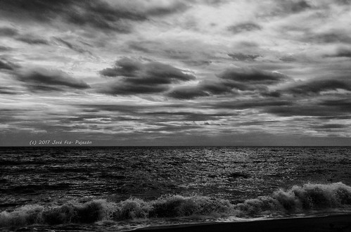 fuengirola playa beach málaga blancoynegro blackwhite cielonublado cielo nubes clouds cloudstuesday martesdenubes nwn