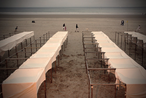 france beach sepia tent promenade plage tente vendée promeneur sablesdolonne