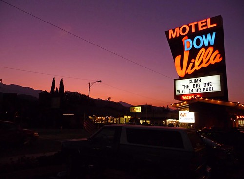 california travel sunset sign spectacular hotel neon lodging motel panasonic mountwhitney lonepine 2009 highway395 easternsierra alabamahills dowvilla tz5
