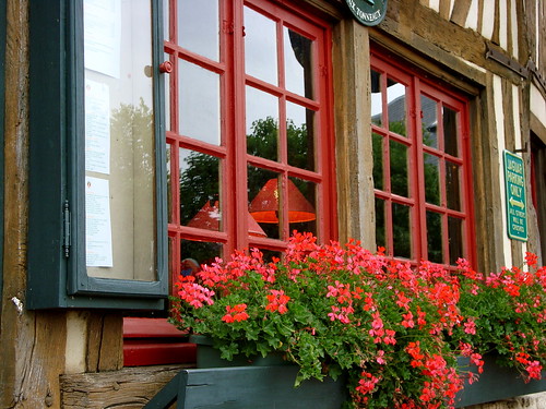 windows red france fleurs reflections geotagged rouge restaurant europe village normandie lamps geranium normandy reflets paysdauge calvados fowers halftimbered goodfood fenêtres lampes colombages coth cuisinetraditionnelle pierrefitteenauge geo:lon=0201766 michelemp leuropepittoresque lesdeuxtonneaux onymangebien geo:lat=49258233