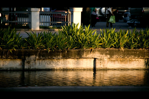 sunset reflection green water sign river thailand canal nikon asia sundown chiangmai nikkor vr afs 尼康 18200mm 亚洲 f3556g เชียงใหม่ d40 ราชอาณาจักรไทย ประเทศไทย ニコン 18200mmf3556g เมืองไทย เจียงใหม่