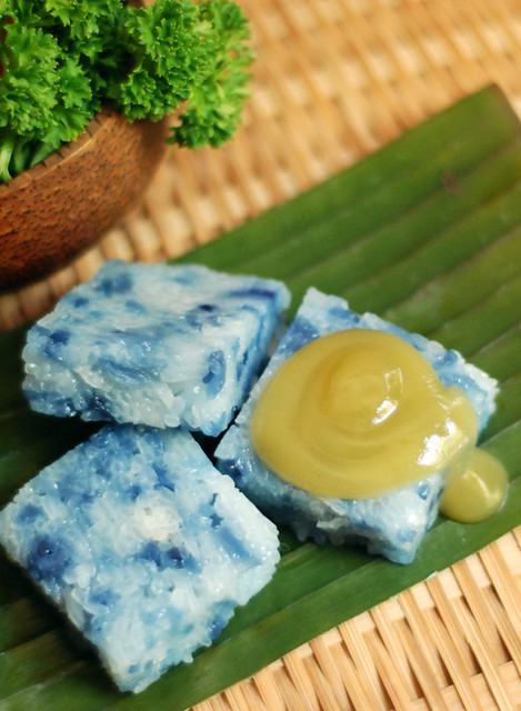 Blue Glutinous Rice Cakes (Pulut Tai Tai)