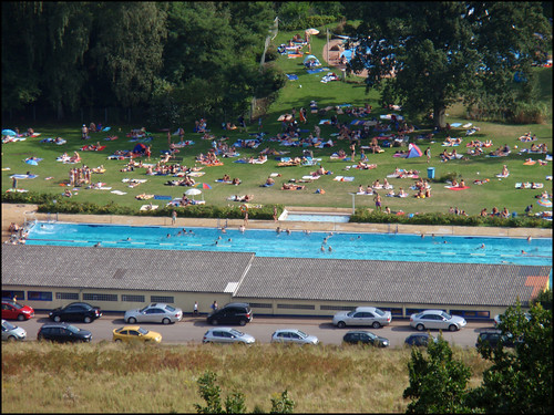 people nature pool landscape view outdoor foule paysage vue bronzage gens piscine bassin décor exterieure