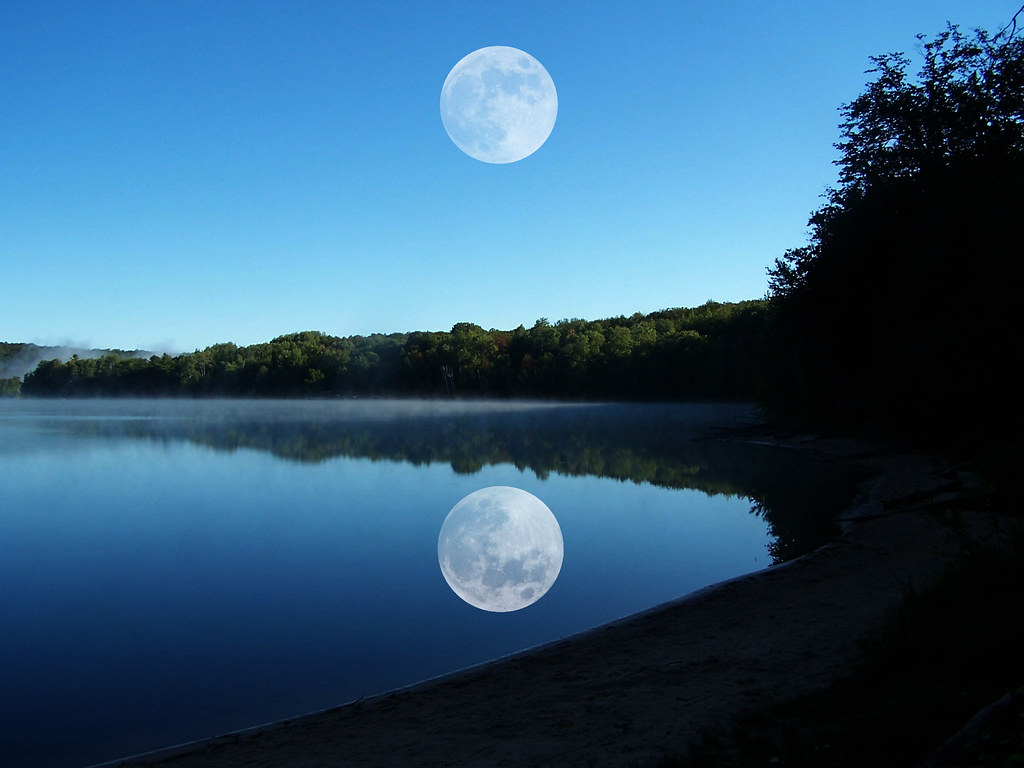 Луна распласталась на тихой воде. Луна и озеро. Луна над озером. Отражение Луны в воде. Луна отражается в озере.