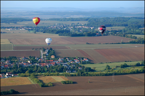 city morning sky hot field balloons landscape countryside flying view air au ballon country balloon flight over aerial ciel vol paysage ballons lorraine campagne vue 2009 ville 57 metz champ matin montgolfière dessus aerienne montgolfières montgolfiades