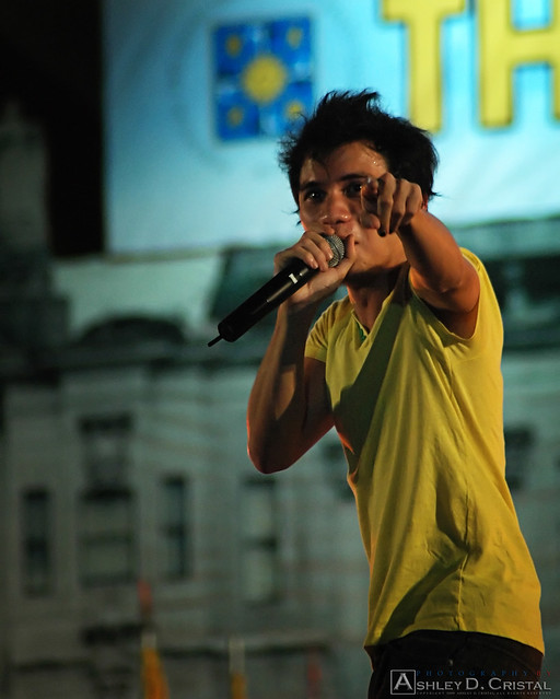 Yael Yuzon of Sponge Cola performing at the 2009 UST Freshmen Welcome ...