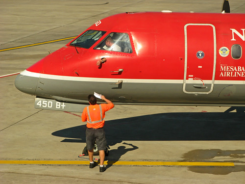 airplane iowa commuter pilot dsm turboprop desmoines saab340 groundcrew northwestairlink