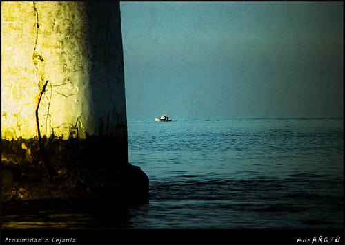 blue sea lighthouse faro boat mar barca little pentax near textures cerca far lejos texturas bajamar foz lancha cantábrico cantabric barquita k20d monchorey monarq78 portochico imagofabulae