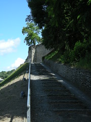 Escalier menant vers le haut des fortifications