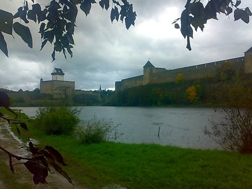 castle rain river estonia russia eesti россия крепость ivangorod narva эстония narova нарва ивангород нарова