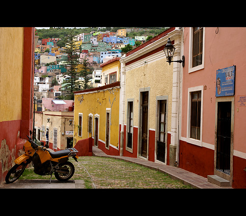 mexico town medieval explore guanajuato callesanroque utehagen uteart theauthorsplaza