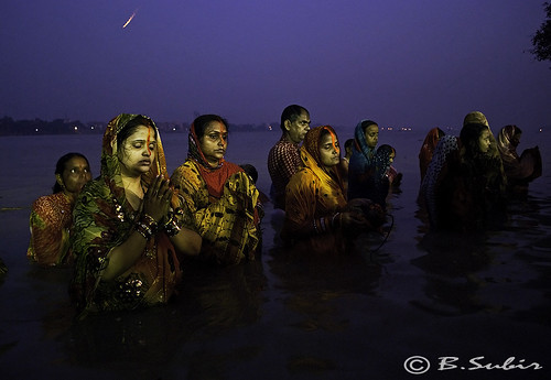 water river lowlight women chat nightshot pray ritual ganges subir chhat abigfave subirbasak rowofwomen