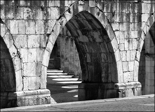 blackandwhite arch highcontrast off aqueduct 50 arco middleages biancoenero abruzzo medioevo sulmona acquedotto f73 nikone8800 didnotfire 0007sec1153