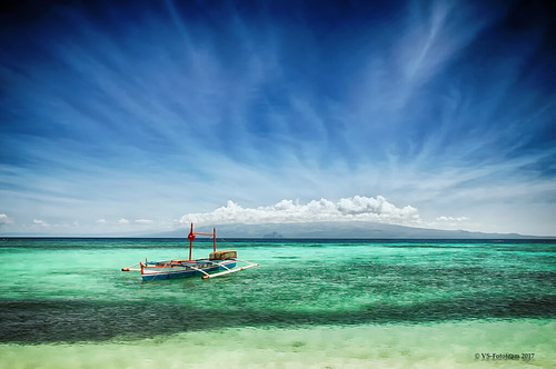 philippinen philippines mindanao mantigueisland sand beach coast sky blue clouds fisherboat boat turquoise türkis blau fernweh reiselust wanderlust meer sea fischerboot nikon d300 nigel nigelxf vsfototeam