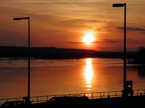 sunset sun sunlight reflection water wisconsin river dusk almawisconsin misissippiriver scotthendersonphotography