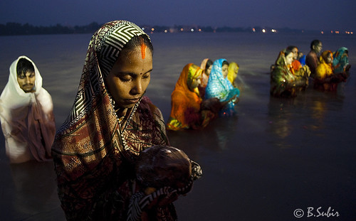 india color water river women chat nightshot prayer pray explore ritual westbengal chhat subirbasak veilsubir