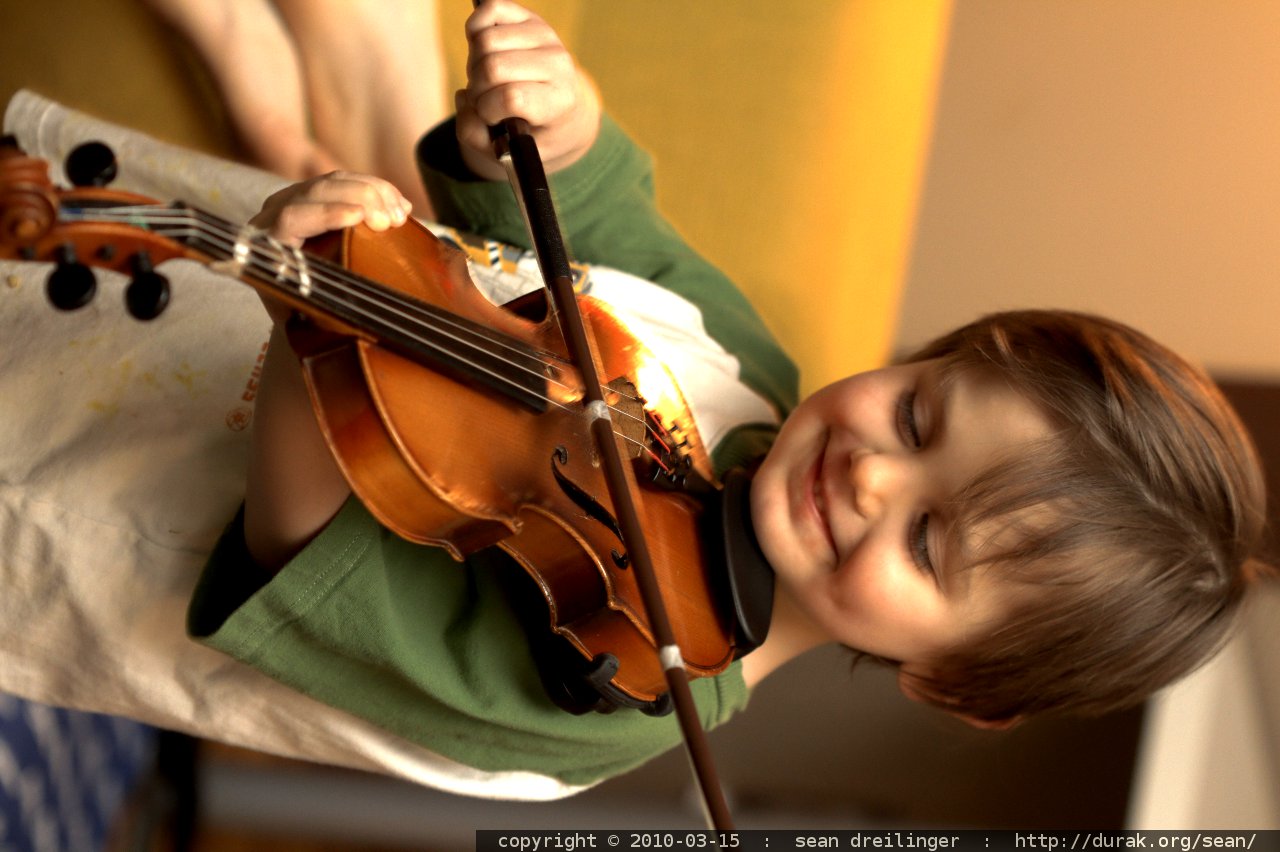 Скрипичный ребенок. Лукшанова Виолина. Виолина Гайнанова. Мальчик со скрипкой. Играющий на скрипке.