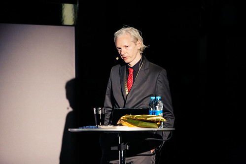 Assange dispara contra Facebook y Google