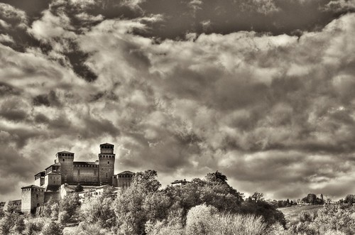 sky bw italy castle clouds aperture nikon parma hdr torrechiara ducato d700