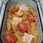 Eier mit Kartoffelspalten & Tomate im Ofen gebacken