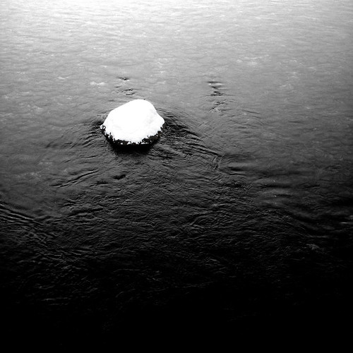 blackandwhite white snow black france water stone canon river french grey moving snowy fast east flowing tones comte haute greys saone franchecomte franche hautesaone g10 easternfrance richblacks canong10 riverbreuchin breuchotte