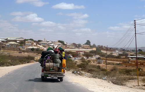 stadtrand omradet periferia periphery outskirts peripherie banlieue tarnacroad asphaltstrasse camion load lastwagen ladung autobahn somalia somalie somali soomaaliya soomaalia somalië somalistan сомалија сомалия харгейса hargeisa hargeysa somaliland somalilandia сомалиланд soomaaliland