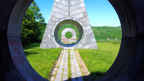 popina spomenik monument memorial serbia štulac nob partisan abandoned