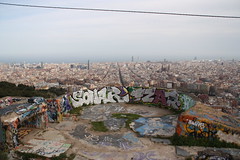 Graffitis con la ciudad de fondo