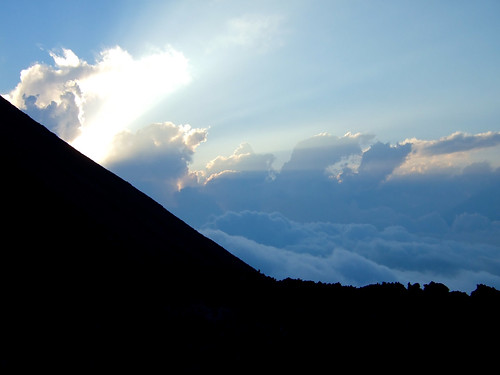 sunset mountain silhouette clouds volcano guatemala rays volcanopacaya