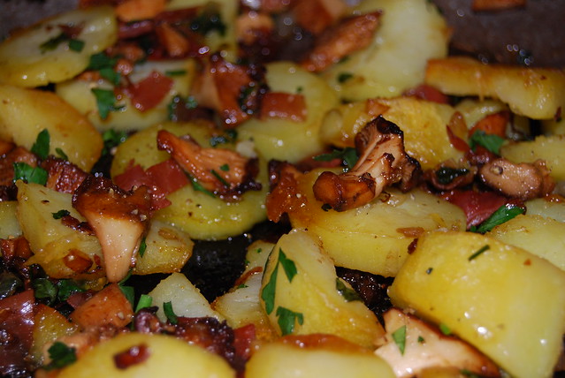 gebakken aardappeltjes met cantharellen en ham