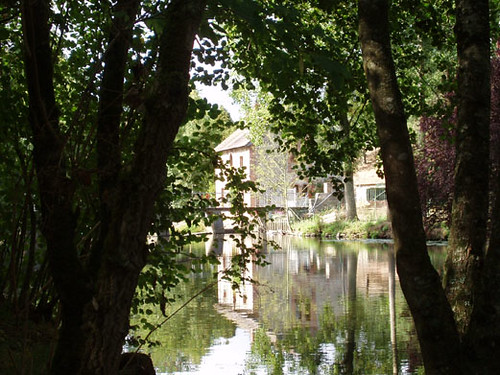 moulin la eau rivière reflet arbres passerelle moine romagne