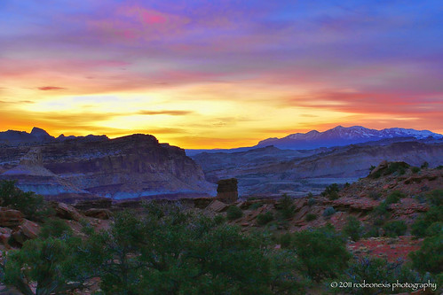 sunrise utah sandstone formation capitolreef morningsun sunsetpoint desertmountains desertsunrise mountainsunrise utahphotography colorfuldesert henrymtns