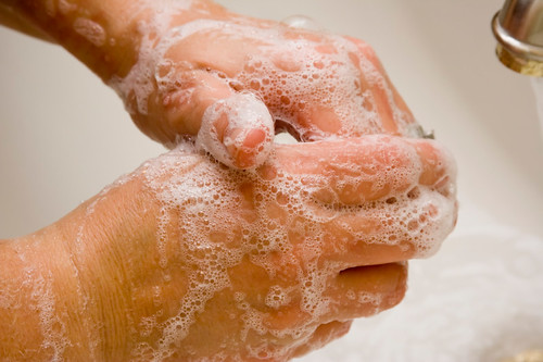 Lavarsi spesso le mani serve a prevenire l'influenza e malattie varie