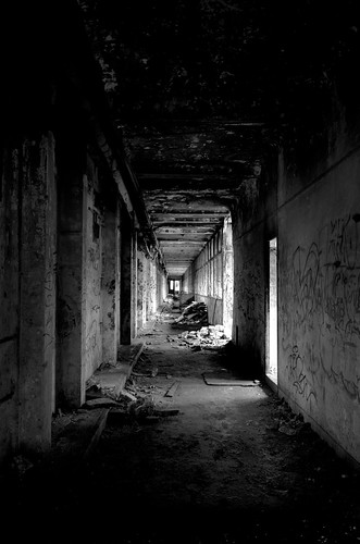 blackandwhite bw nikon noiretblanc corridor nb nikkor sanatorium 95 couloir d3 afs urbex 2470mm vexin aincourt