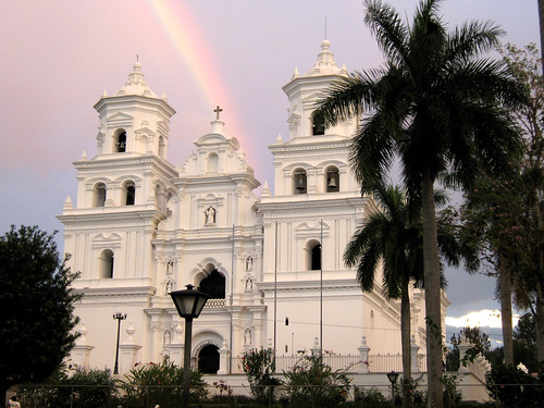 arcoiris guatemala edificio colores templo basílica esquipulas rousveliz