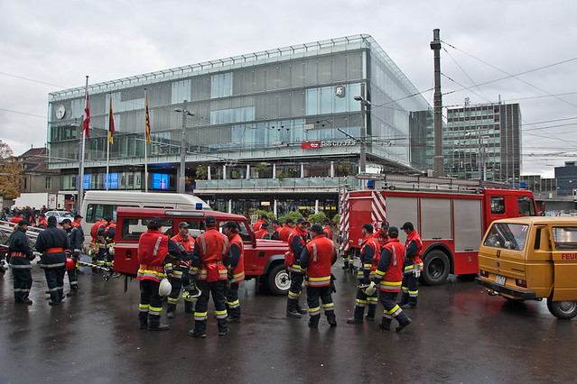 Feuerwehr auf dem Bahnhofplatz Bern