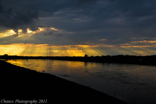 sunset skyline river ray