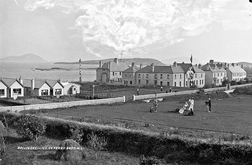 robertfrench williamlawrence lawrencecollection lawrencephotographicstudio thelawrencephotographcollection glassnegative nationallibraryofireland ballinskelligs cokerry ireland lawn tennis croquet photographer tripod camera group ladies poles houses bungalows sea beach explore countykerry cablestation photography beacon navigationaid cable telegraphstation angloamericantelegraphcompany westernunion pose
