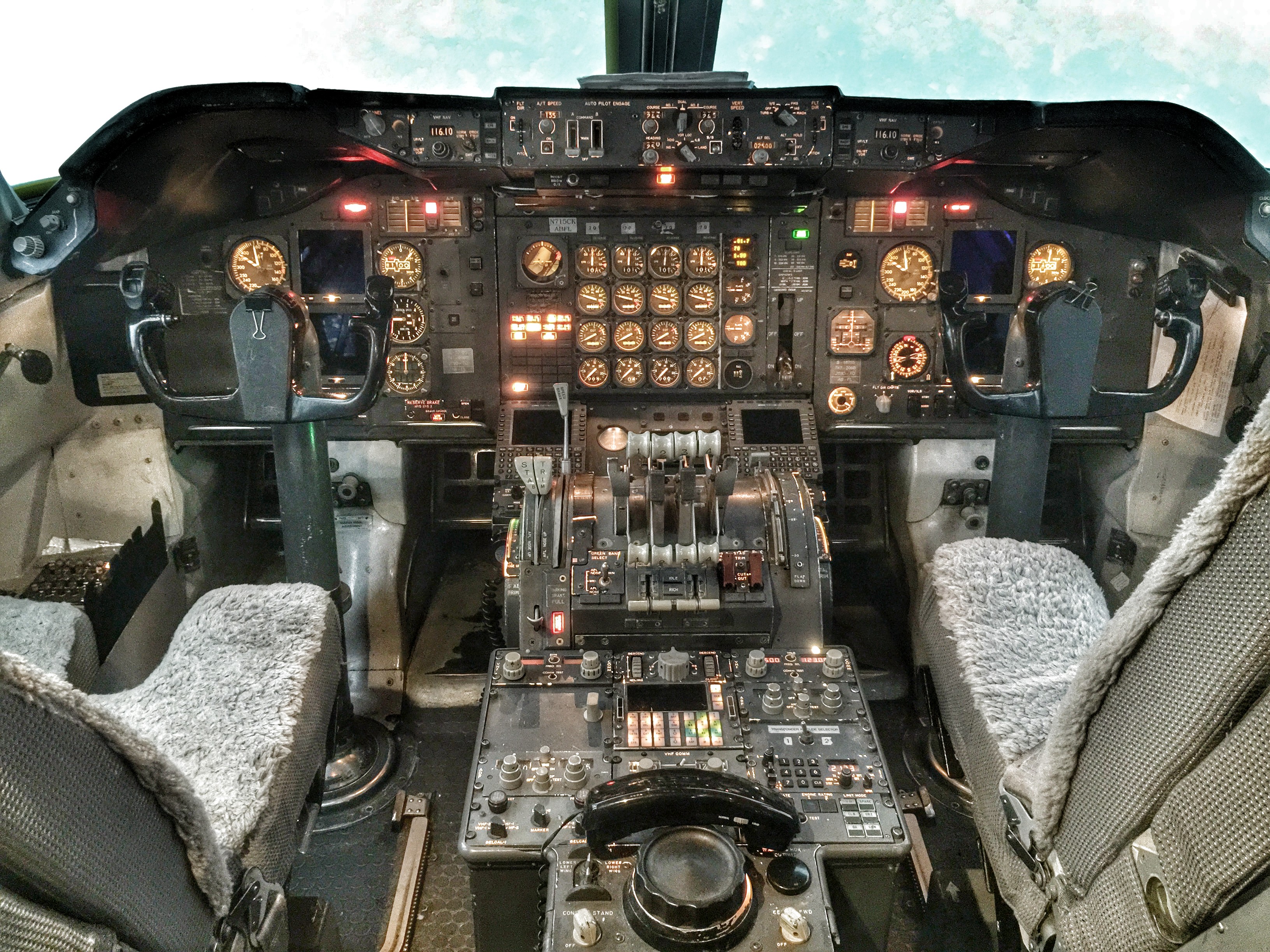 united 747 cockpit takeoff
