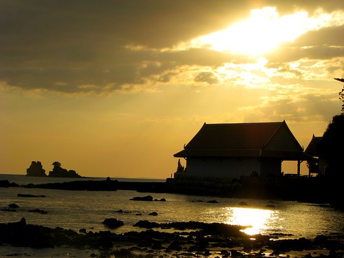 sunset silhouette thailand shrine laemmaephim