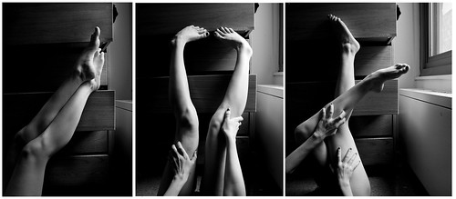 tre immagini in bianco e nero di gambe di donna