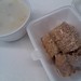 Déjeuner chinois: congee citrouille/porc et pâtes de riz avec beignet frit nâpé de sauce sésame et soya