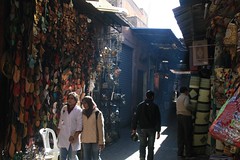 Rua com sombra na medina de Marrakech