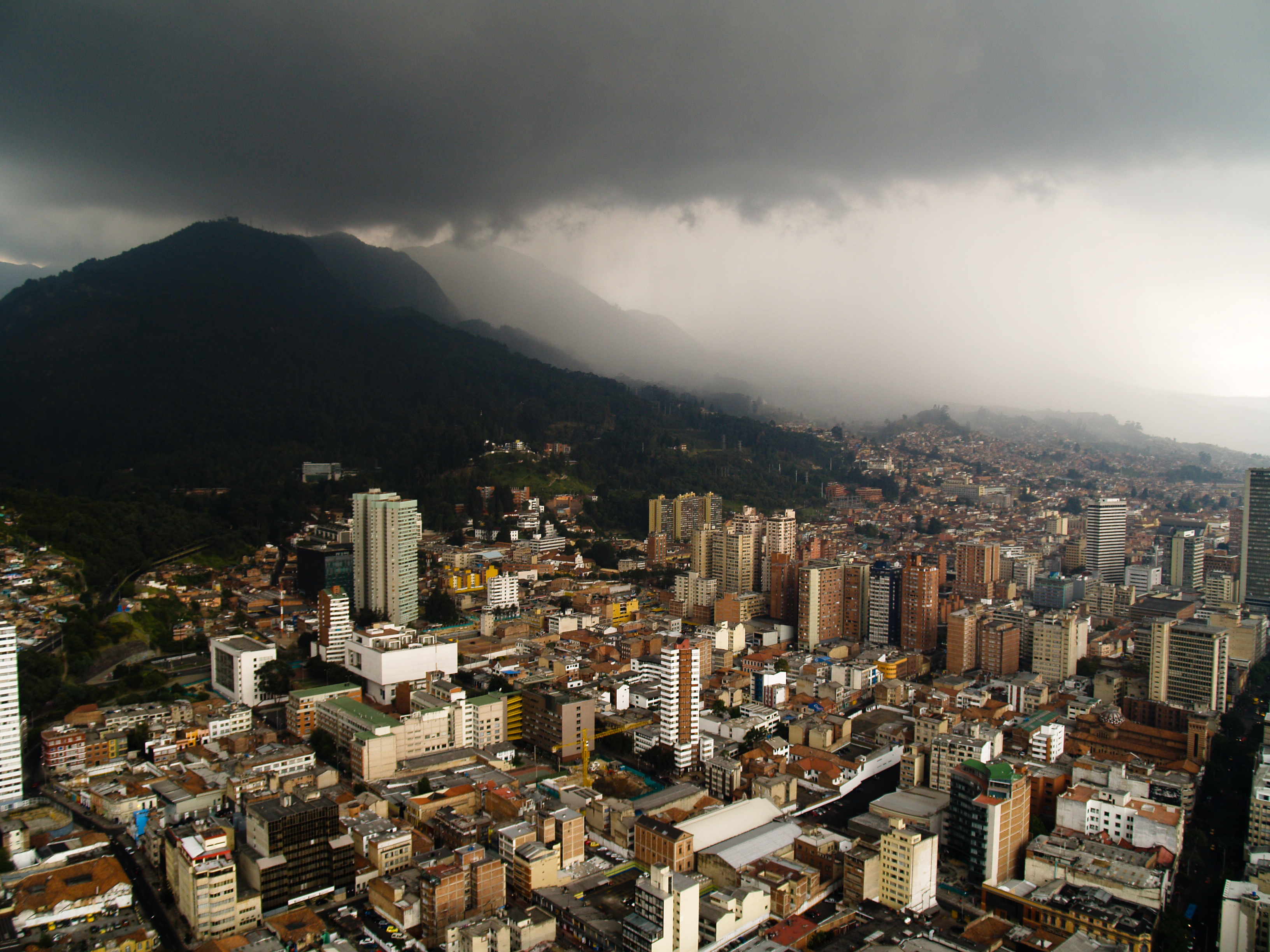 Город богота страна. Богота Колумбия горы. Санта Фе де Богота. Богота Колумбия достопримечательности. Богота город Колумбии достопримечательности.