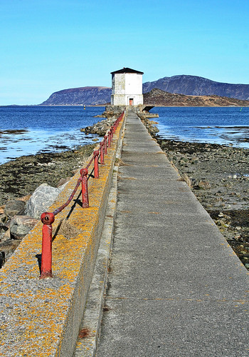 sea lighthouse seaweed sunshine railing haramsøy norwegiansea gjerdet larigan phamilton hildre løvsøya gettyimagesnorwayq1