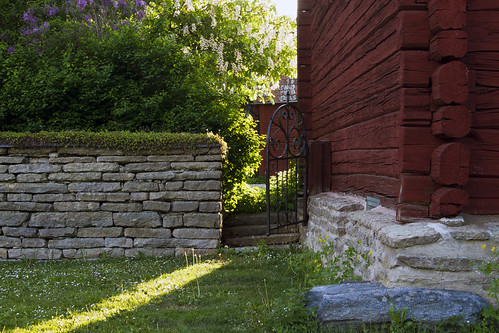 light red house berg wall garden gate sweden hedge sverige östergötland canonefs1785mmf456isusm vretakloster canoneos7d