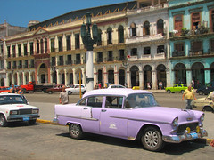 'Purple haze' an american vintage car in Havana | máquina americana violeta en el Prado Habanero. Habana, Cuba